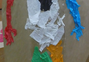 Mateusz z klasy 1 a w zaprojektowanym przez siebie stroju kolorowego ludka.
